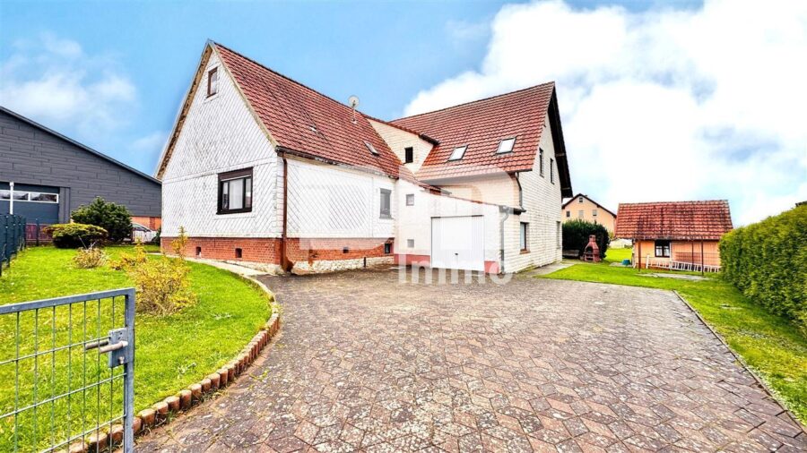 (R)eserviert!!!Modernisiertes Ein- bis Zweifamilienhaus mit Anbau BJ 1992 + 2. Baugrundstück - Hofeinfahrt / Rückansicht